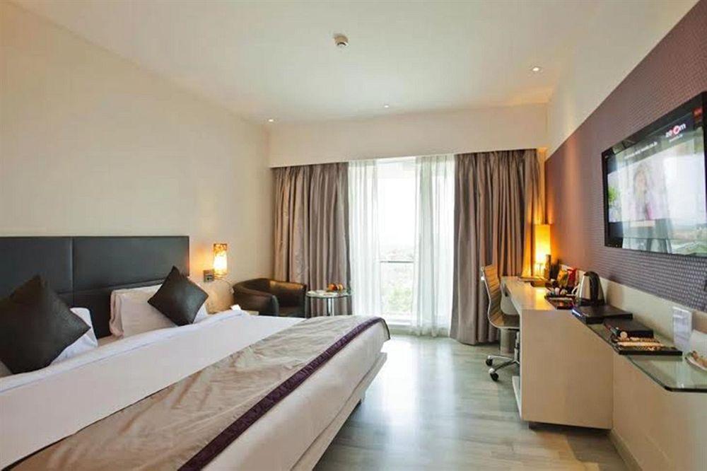โรงแรมสปรีศิวะ Pimpri-Chinchwad ภายนอก รูปภาพ